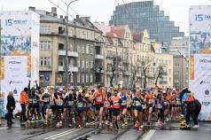 Biegacze na starcie Poznań Półmaratonu (fot. Jakub Kaczmarczyk)