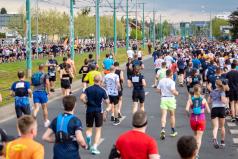 Tlum-biegaczy-na-trasie-polmaratonu
