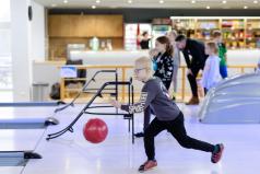 Chłopiec gra w bowling