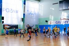 Dzieci biegają po sali gimnastycznej