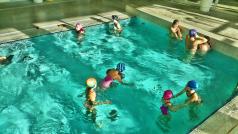 Dzieci na małym basenie
