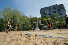 Ludzie trenują na boisku do siatkowki plażowej