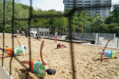 Ludzie trenują na boisku do siatkowki plażowej