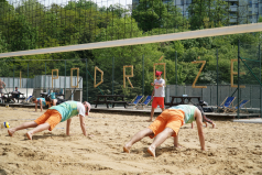 Ludzie trenują na boisku do siatkowki plażowej