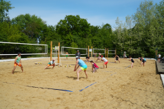 Ludzie trenują na boisku do siatkowki plażowej