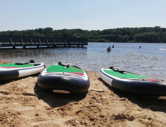 Kąpielisko Rusałka, ludzie na plaży, jezioro, molo