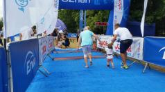Junior Poznań Triathlon - dziecko z rodzicami wbiega na metę