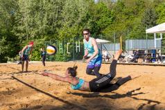 Chwiałka Volley - miksty - siatkarka odbija piłkę (fot. P. Rychter)