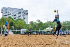 Chwiałka Volley - turniej żeński - siatkarka serwuje (fot. P. Rychter)