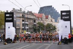 Start półmaratonu. Tłum biegaczy wyrusza na trasę