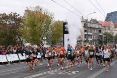 Start półmaratonu. Tłum biegaczy wyrusza na trasę