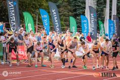 Grupa biegaczy na stadionie lekkoatletycznym