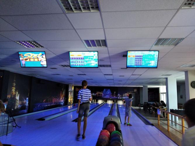 dzieci grają w bowling