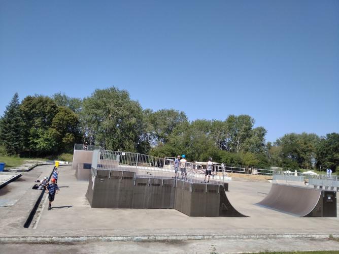 dzieci stoją na rampie w skateparku