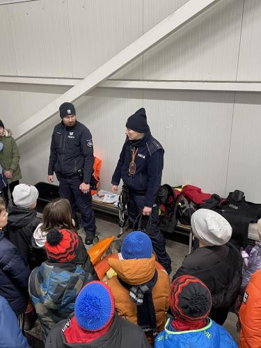 Policjanci wraz z dziećmi podczas-warsztatów