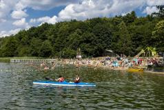 Kąpielisko Krzyżowniki - kajak przepływa koło plaży