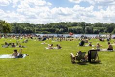 Kąpielisko Rusalka - ludzie na plaży trawiastej