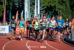 Biegacze-biegn-po-bieni-lekkoatletycznej