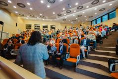 Aula wypełniona ludźmi