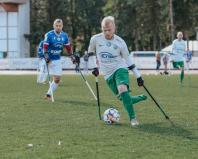 Amp-futbolista-w-trakcie-dryblingu