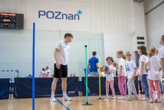 Koszykarz-i-dzieci-podczas-aktywnoci-sportowej