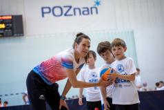 Prowadzca-wiczenia-oraz-dziecko-podczas-wicze-z-koszykowki