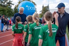 Dyrektorzy-rozdaj-dzieciom-nagrody