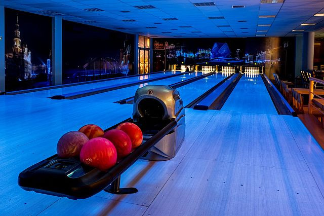 Tor bowlingowy z kulami (fot. Adam Ciereszko)