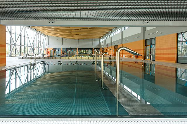 Pływalnia Kryta Rataje - Hala basenowa na pierwszym planie mały basen z urządzeniami do hydromasażu (fot. Adam Ciereszko)
