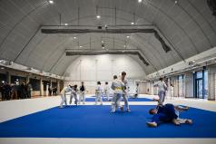 Modzi-judocy-trenuj-w-hali