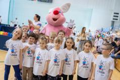 Dzieci-pozuj-do-zdjcia-z-Wielkanocnym-Zajczkiem