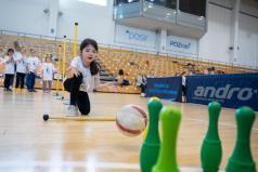 Dziewczynka-rzuca-pik-w-zielone-krgle