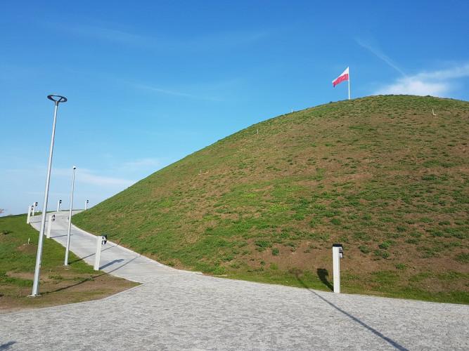 Widok ogólny kopca z flagą na szczycie