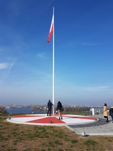 Szczyt kopca - maszt z flagą