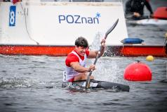 Alex Borucki płynie w kajaku na torze regatowym Malta.