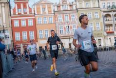 25-PM-biegacze-na-trasie-maratonu-na-Starym-Rynku-4