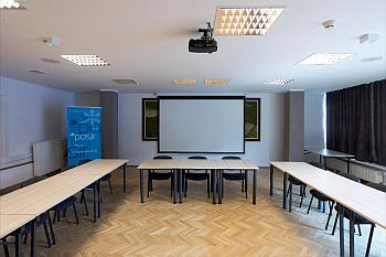 Salka konferencyjna - widok ogólny, ławki, rzutnik